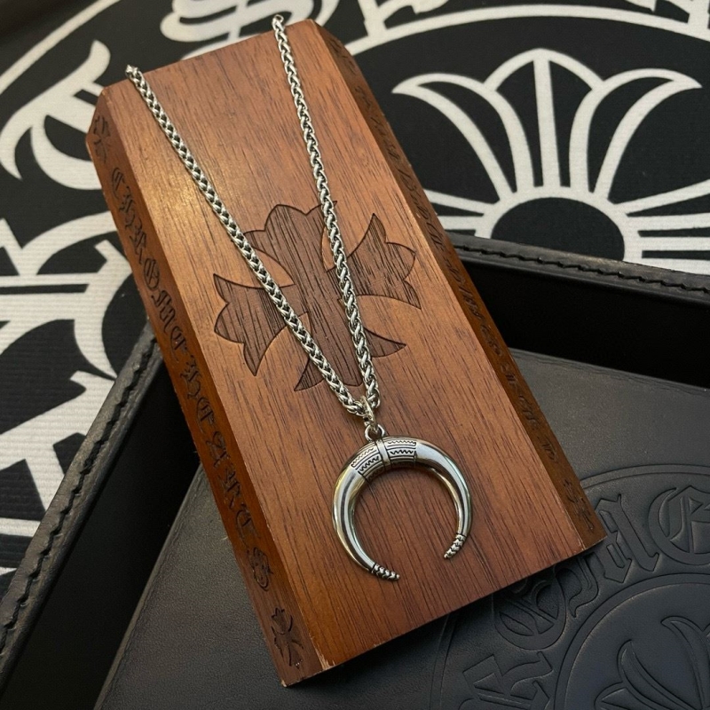 Ch*0me He**ts necklaces